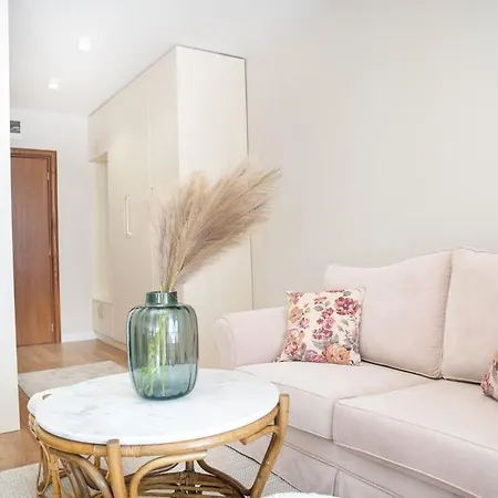 Host2u Lux - Breakfast - Free Parking Apartment *
