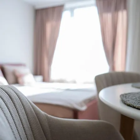 Host2u Lux - Breakfast - Free Parking Apartment